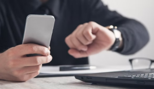 une image montrant un homme tenant un téléphone portable