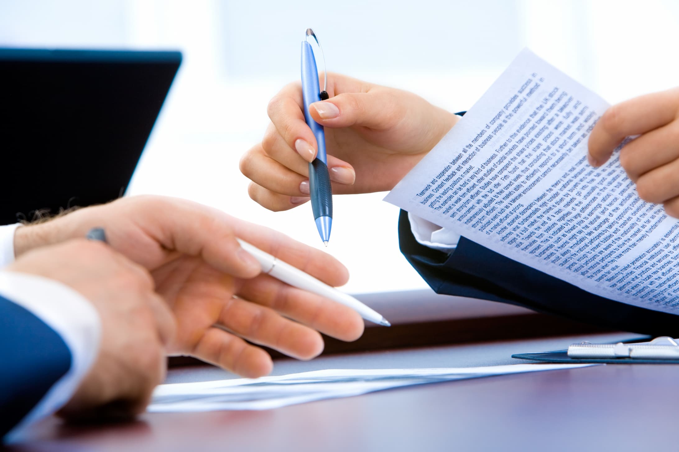 Des personnes examinant des documents officiels lors d'une réunion